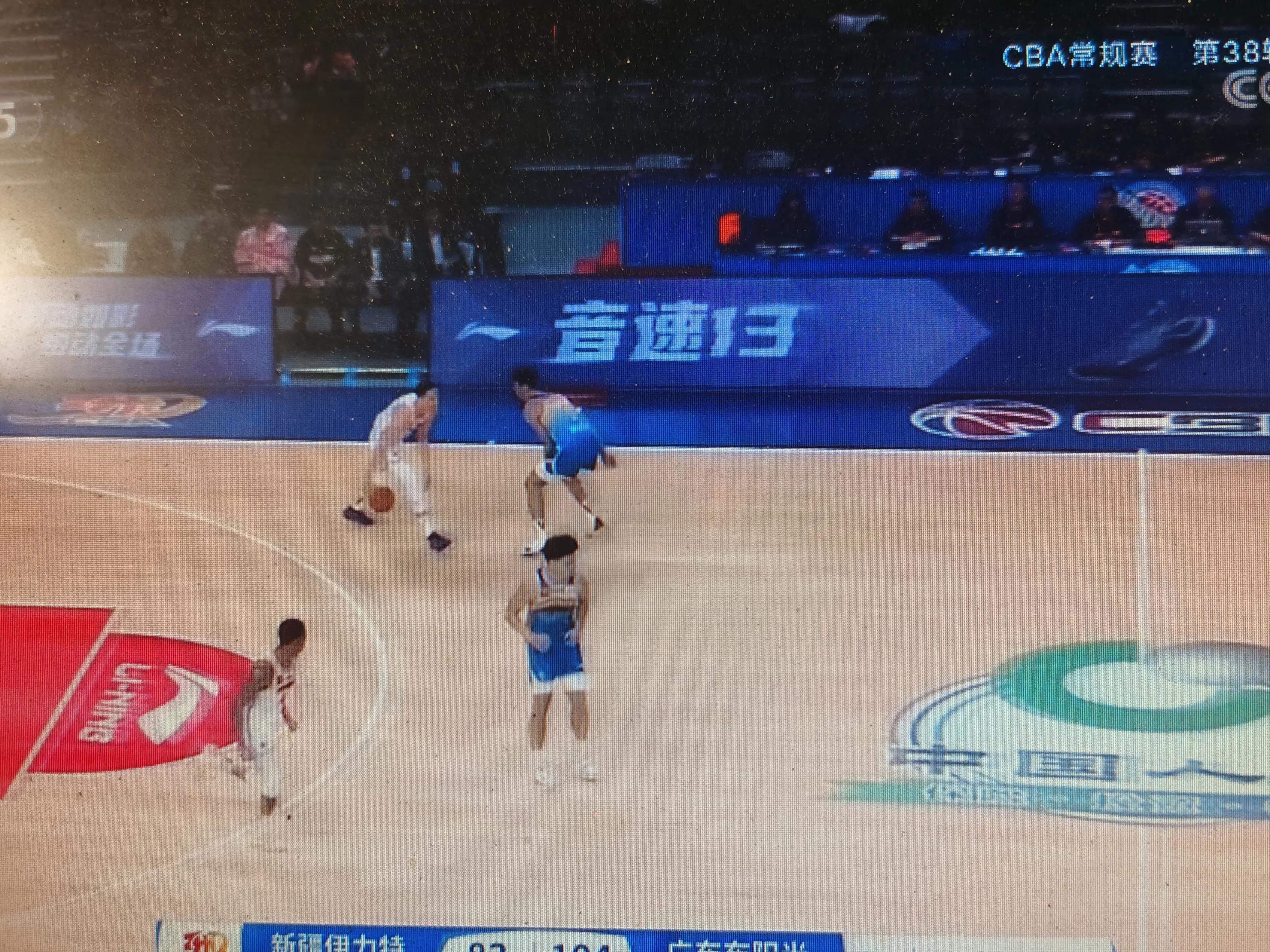 最后时刻江苏男篮调整名单以备CBA常规赛;火线驰援环节打磨;球迷炸锅;更衣室氛围转暖的简单介绍 最后时刻江苏男篮调整名单以备CBA常规赛;火线驰援环节打磨;球迷炸锅;更衣室氛围转暖的简单介绍